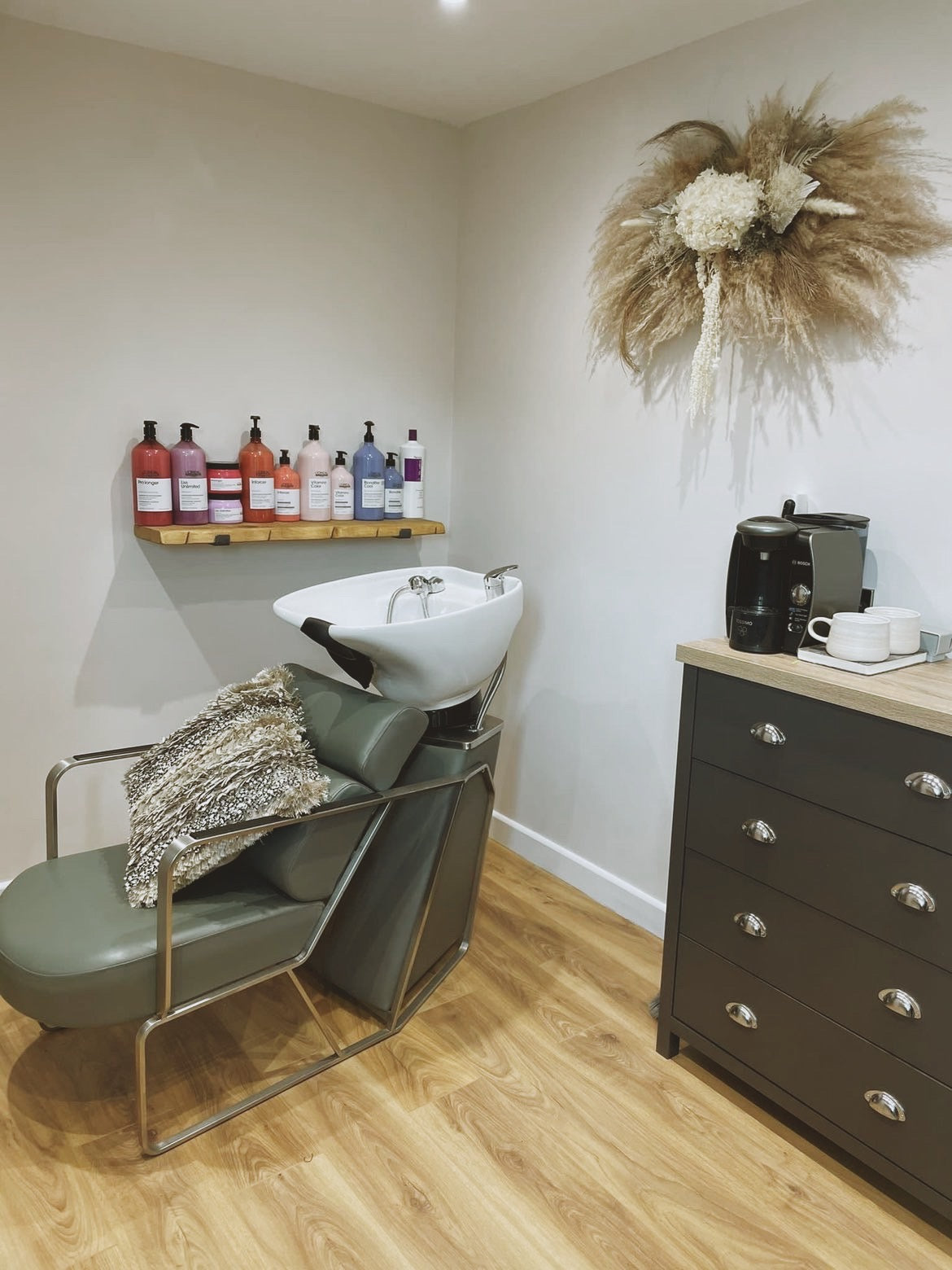 Pampas cloud decor for Leicestershire-based home hair salon Bella Hair. Dried floral wall installations for businesses in Leicestershire and the UK.